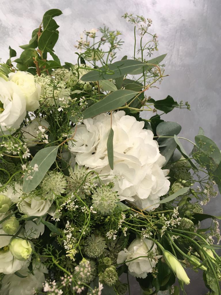 Bouquet blanc de fleurs de saison – Clos de Lias